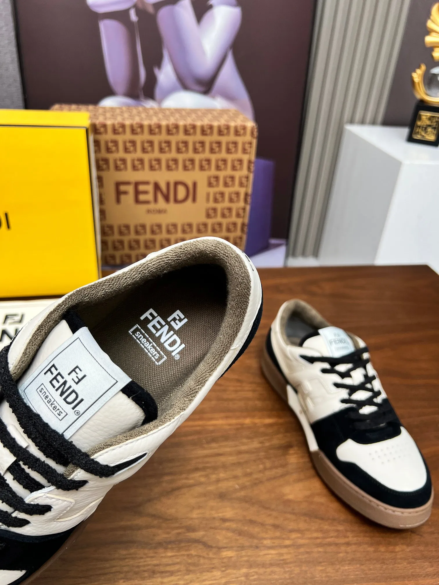 Factory price 660💰 Fendi·Fendi⛳️Hot-selling 35--45 couple model👫 FD match Original purchase for RMB14340 One-to-one reproduction Designer Kim Jones's first sneaker fendi match and Donkey brand Trainer basketball sneakers, fresh blood injected with FF retro design Super good-looking and versatile, the upper is made of cowhide and cowhide splicing combination, with concave and convex double F on the side The logo lining is made of terry velvet 🤗Super soft on the feet, lightweight and comfortable to match with a sweatshirt, original full package! ✦ Fabric: cowhide + cowhide color matching ✦ Lining: original terry velvet lining ✦ Sole: original molded multi-color color matching sole ✦ Sole: mesh injection molding pad ✦ Sole thickness: 3.5cm ✦ Female size: 35--40, female 40 customized ✦ Male size: 39--45, male 45 customized